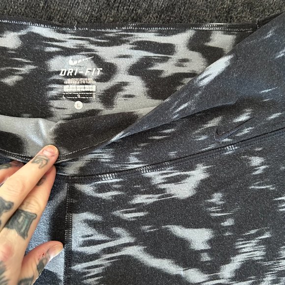Nike Dri-Fit Gray Leopard Leggings Large - Picture 3 of 4